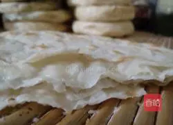 Illustration of how to make crispy green onion cake 8