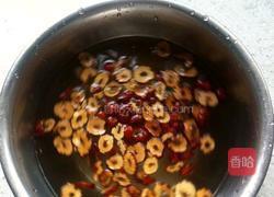 小米红枣粥的做法图解1