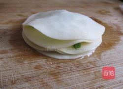 饺子皮葱油饼的做法图解3