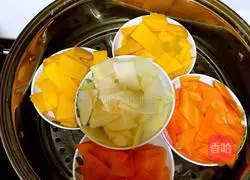 Illustration of how to make vegetable noodles for babies over 8 months old 1