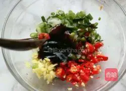 Illustration of how to drizzle king oyster mushrooms with scallion oil 5