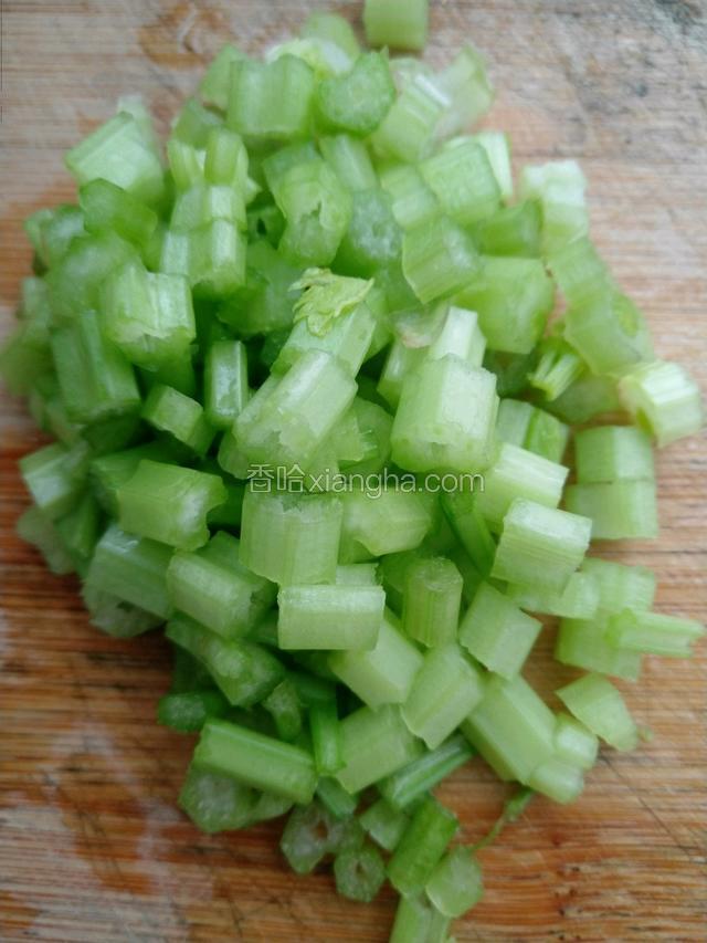 芹菜去叶子切粒