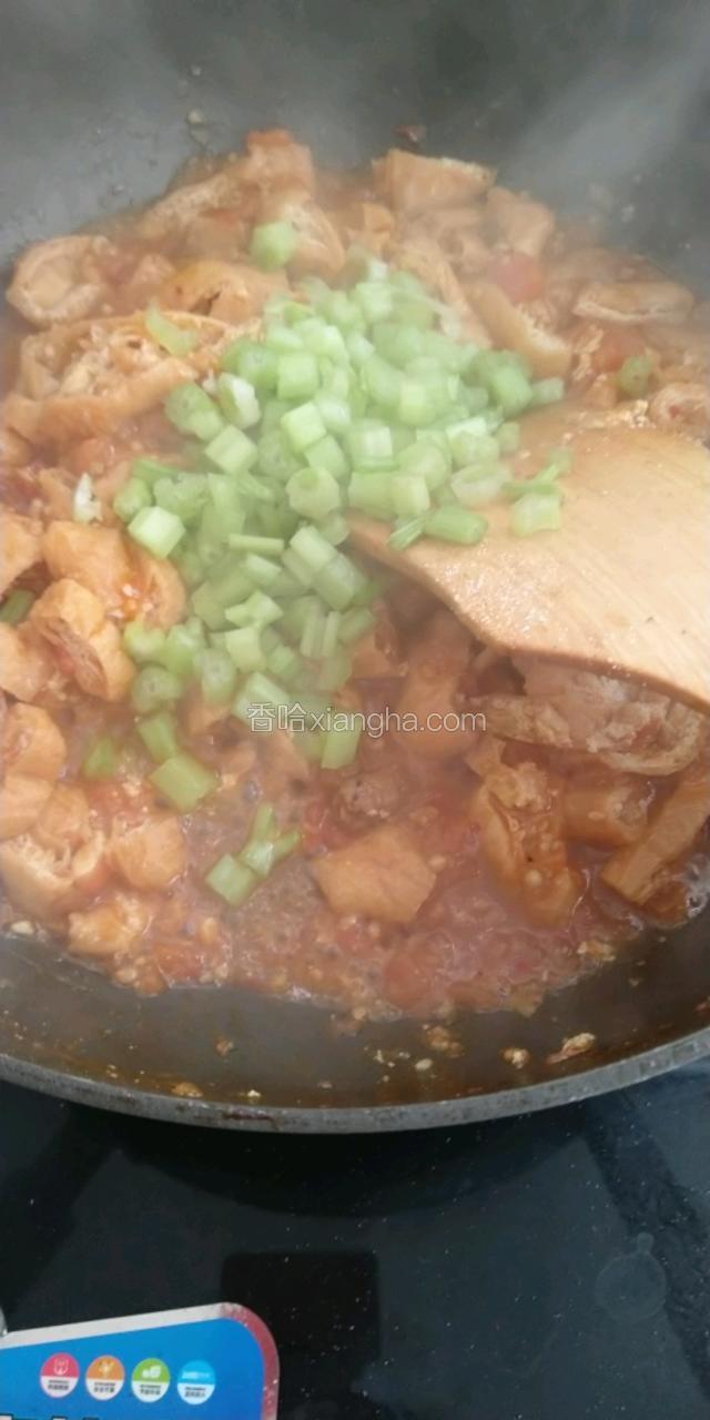 再放入芹菜炒断生即可