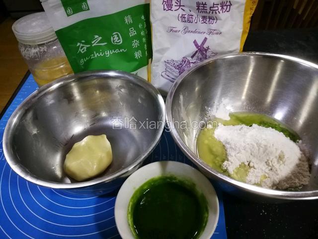 备好材料，按用量分别盛放酥皮、水油皮。