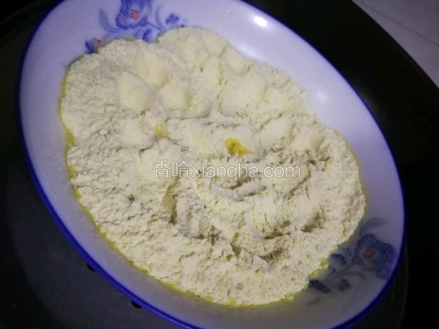 绿豆粉蒸20分钟，与奶粉、玉米油、糖、盐一起炒均匀，少量水份调节，保持捏馅的湿度。