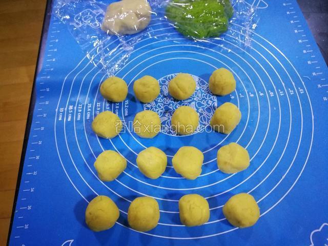 炒好绿豆馅冷却后，捏成16份丸子。