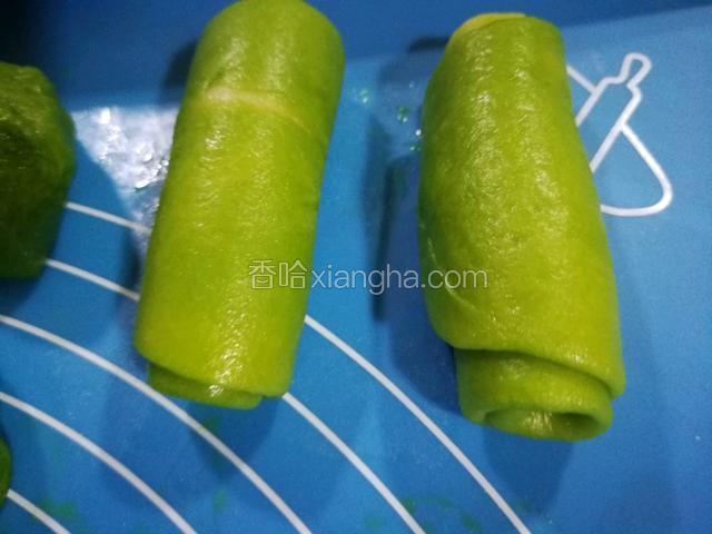 把饼皮卷起静放。