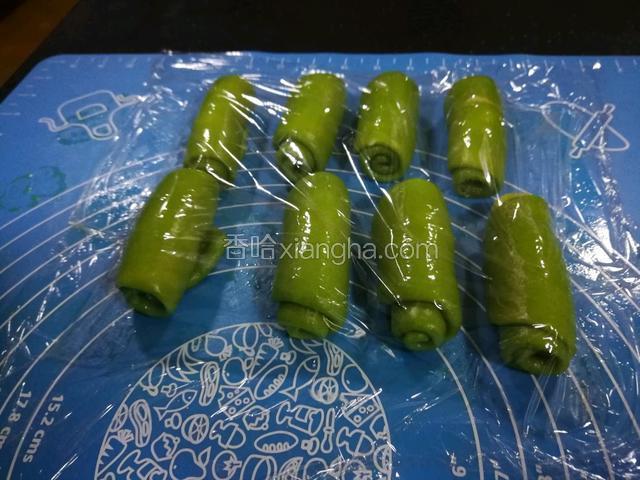 全部卷好盖上保鲜膜醒20分钟。