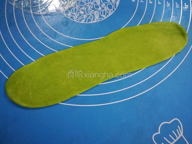 擀时尽量擀得细长一些。