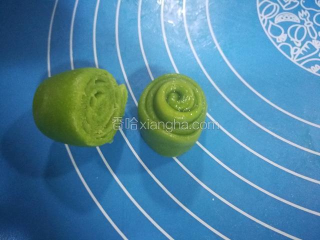 从中间切开，压扁，擀成圆薄皮。