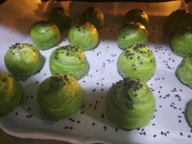 烤箱180℃预热5分钟，酥饼表面刷少许蜂蜜，撒上芝麻。