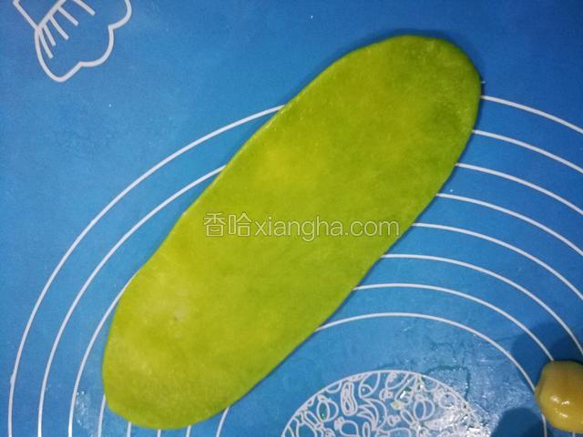 再用擀面杖擀成牛舌形状（略宽）的饼皮。