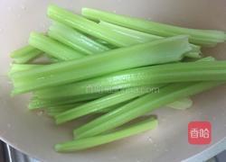 凉拌西芹花生的做法图解2