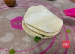 煎葱花饼（饺子皮利用起来）的做法图解5