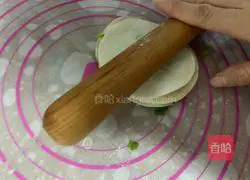 Illustration of how to fry green onion pancakes (using dumpling skins) 6