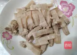 Illustration of how to stir-fry pork belly with garlic sprouts and peanuts 2