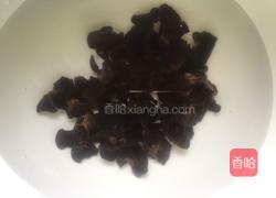 凉拌木耳花生的做法图解1