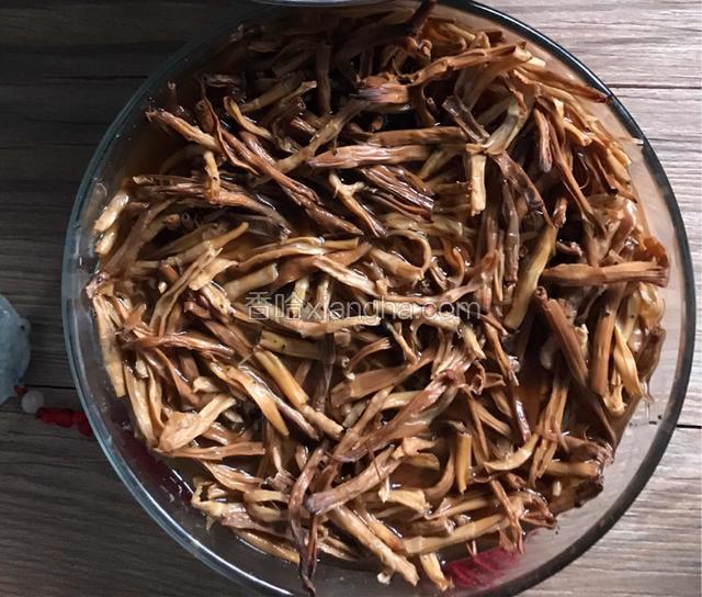 笋干提前一晚用冷水浸泡