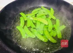 Illustration of how to make fried sausage with snow peas 3