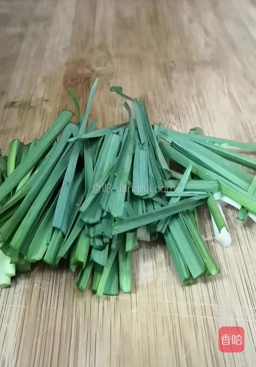 蒜苗洗干净，切段
