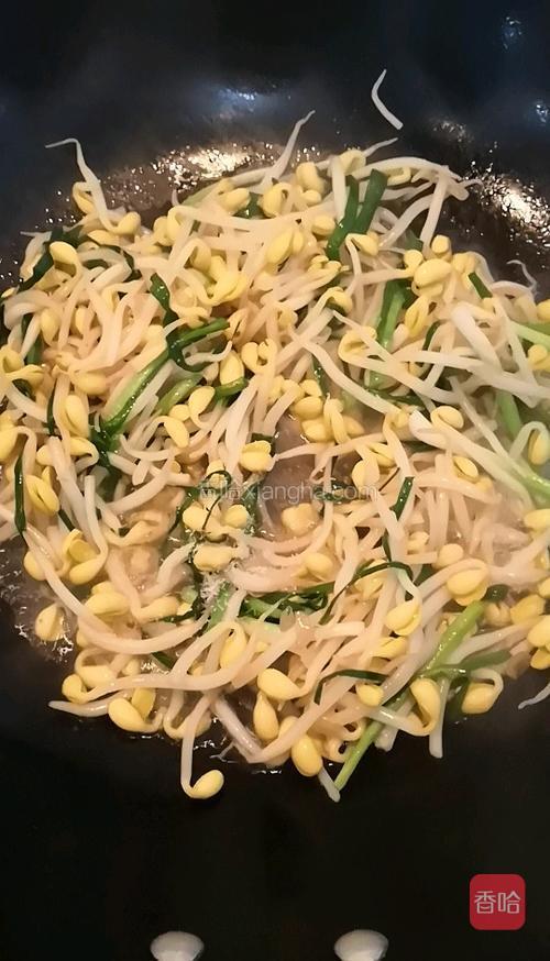 收汁时，洒入鸡精，调味