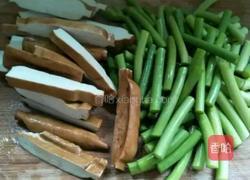 豆干蒜薹炒鸡蛋的做法图解3