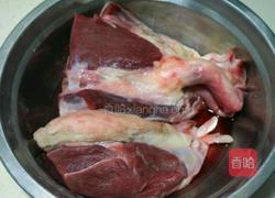 牛肉汤的做法图解1
