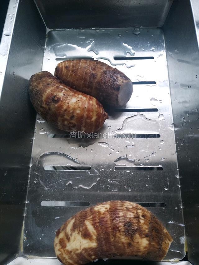 芋头水煮至筷子可以轻松插过，凉水淋完剥皮