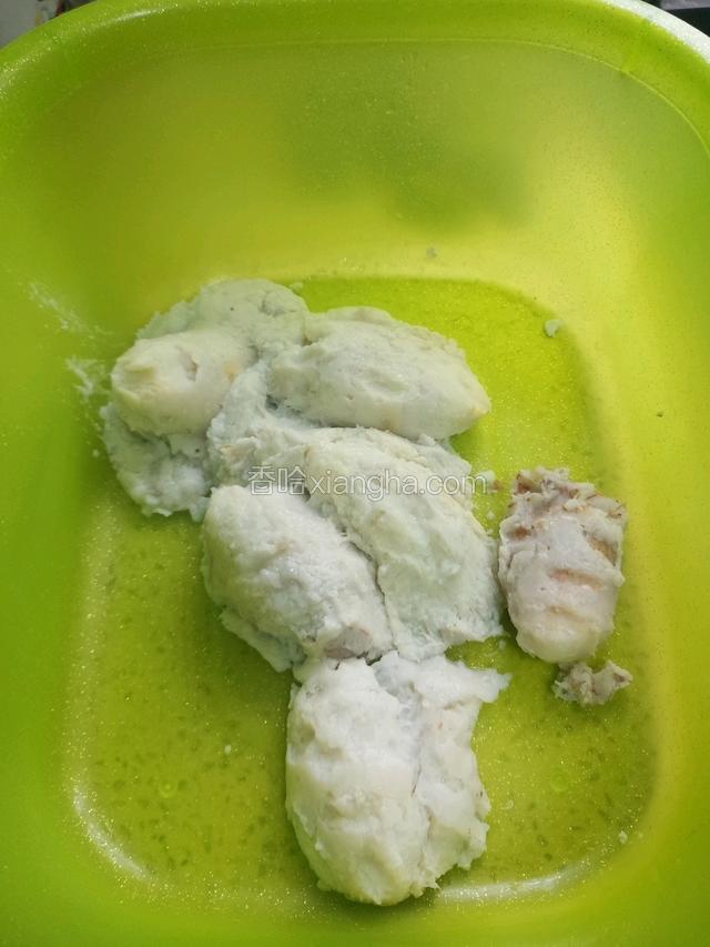 皮剥以后，将芋头用力摔进盆内