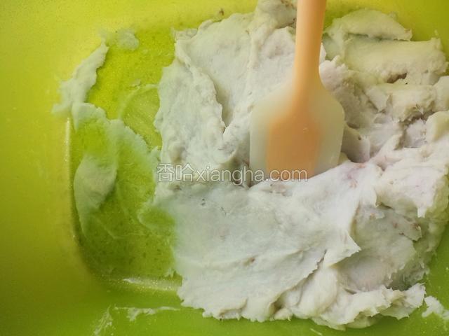 用铲子将芋头塌成泥，充分晾凉。我们是上午塌好，保鲜膜盖好，防止干裂