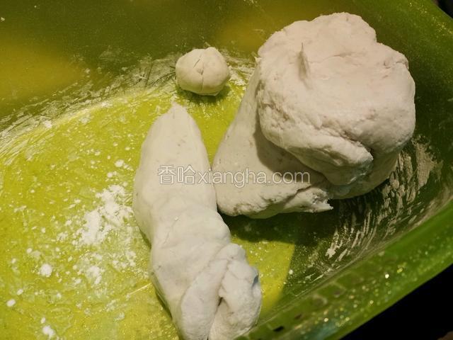 加入红薯粉和成面团