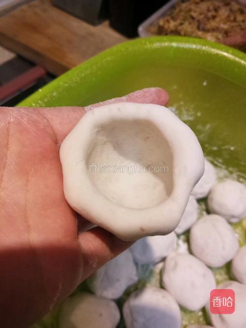 窝成这样的小罐子，大拇指沾点面粉然后一点点的往里面窝