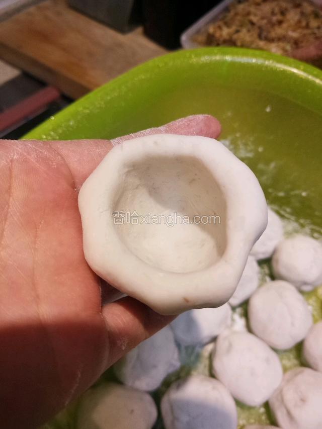 窝成这样的小罐子，大拇指沾点面粉然后一点点的往里面窝