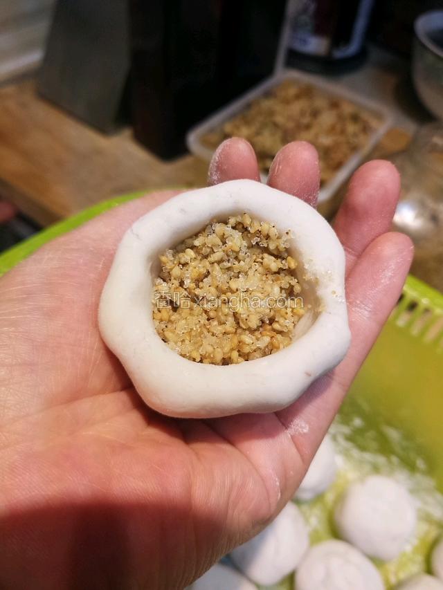 包入馅料，这个是糖馅料的，可以包你们爱吃的一切馅料