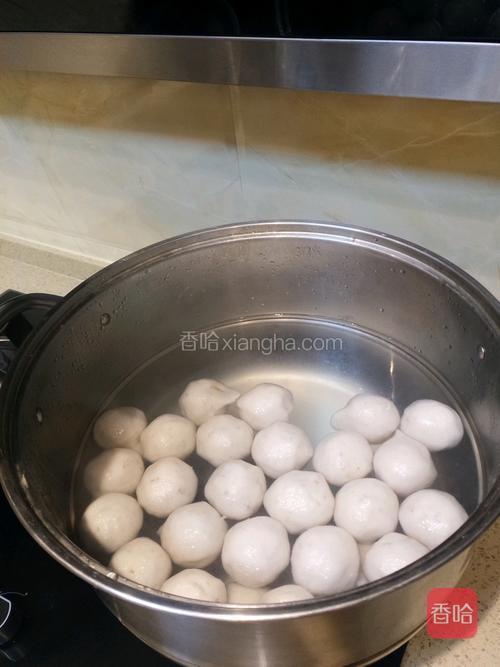 水开后，放进去煮，传统的修水哨子是用蒸笼蒸，你们也可以蒸。我们家比较爱用水来煮，更加白嫩，滑嫩