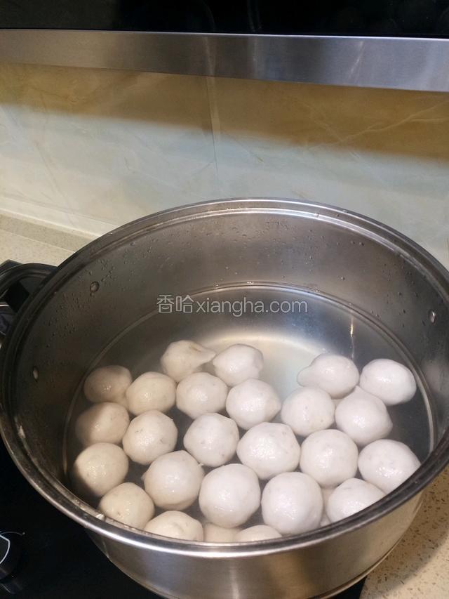 水开后，放进去煮，传统的修水哨子是用蒸笼蒸，你们也可以蒸。我们家比较爱用水来煮，更加白嫩，滑嫩