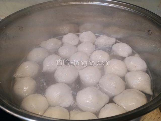 煮熟的会鼓起来，浮出水面