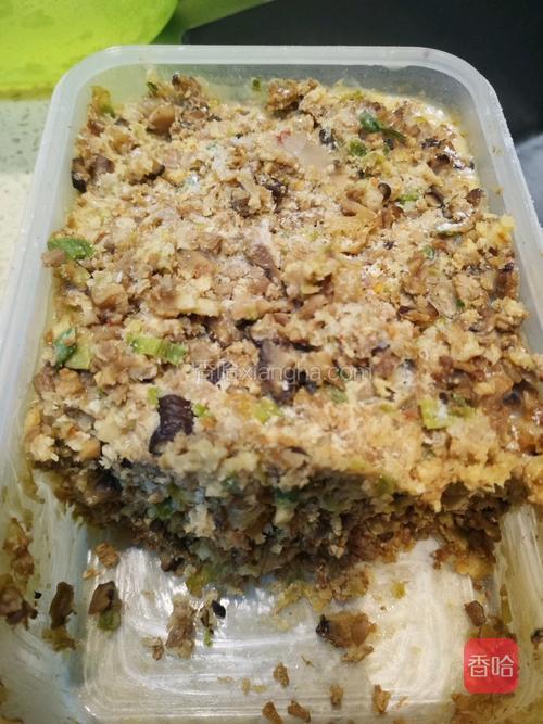 这是我家的咸馅料，事先做的冷冻起来，提前拿出来软化后再包，丝毫不会影响口感。馅料就按你们的喜欢来做，都是切成末末