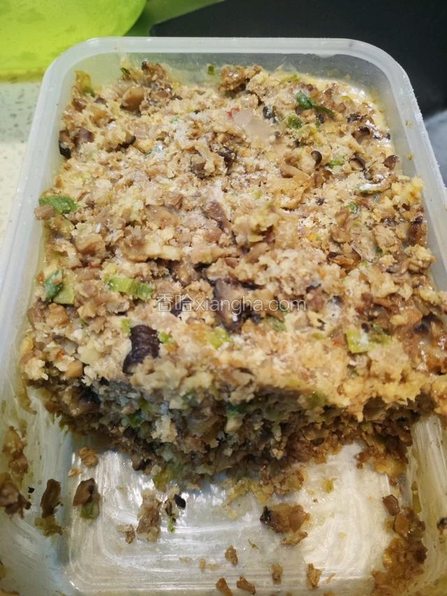 这是我家的咸馅料，事先做的冷冻起来，提前拿出来软化后再包，丝毫不会影响口感。馅料就按你们的喜欢来做，都是切成末末