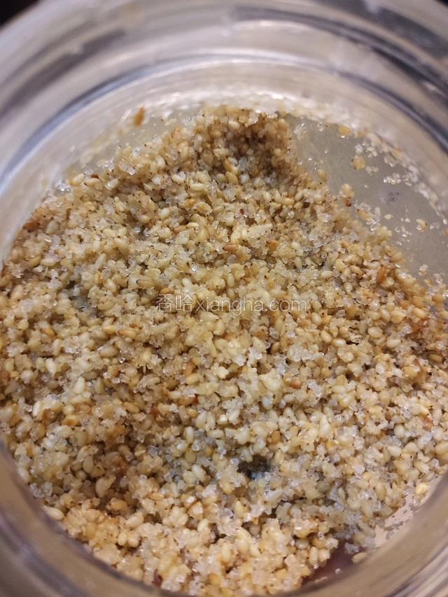 这是芝麻糖馅料，芝麻和糖，2比1，混合后，用热油淋了以后搅拌。不能太多油。
