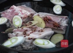 五花肉炖酸菜炖粉条的做法图解1
