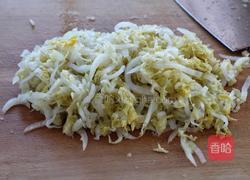 五花肉炖酸菜炖粉条的做法图解2