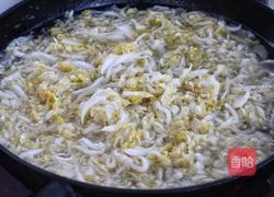 五花肉炖酸菜炖粉条的做法图解4