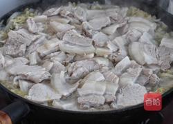 五花肉炖酸菜炖粉条的做法图解6
