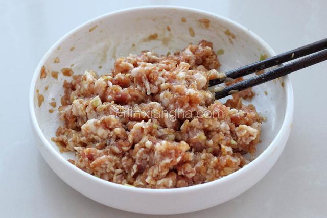 调入一汤匙生抽、料酒、蚝油、白胡椒粉、适量盐和少许糖，搅拌均匀至肉糜上劲儿。