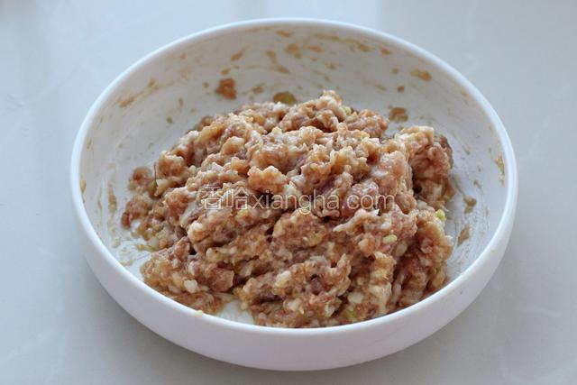 再放入半个鸡蛋清和一汤匙玉米淀粉，继续搅拌均匀使肉糜呈粘稠状态即可。