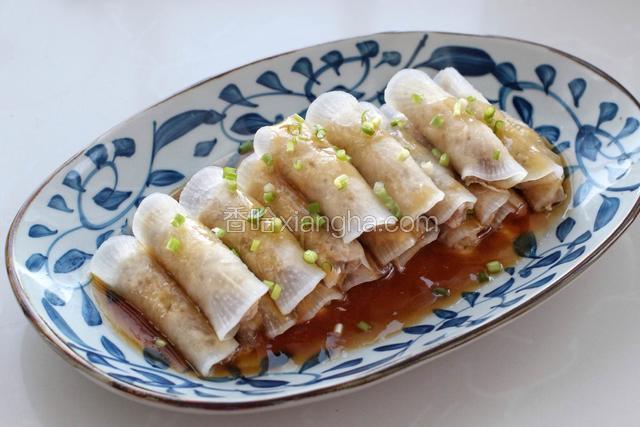 最后切点小葱花放到萝卜卷上作为装饰，端上桌食用即可。