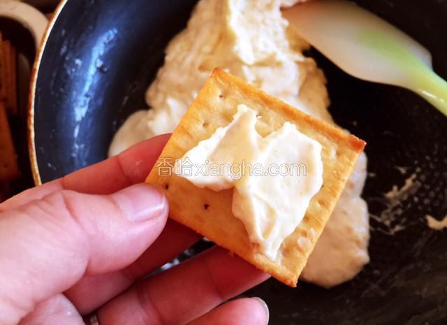 将适量糖放一块饼干上，再盖一块饼干（这个过程要快一些）
