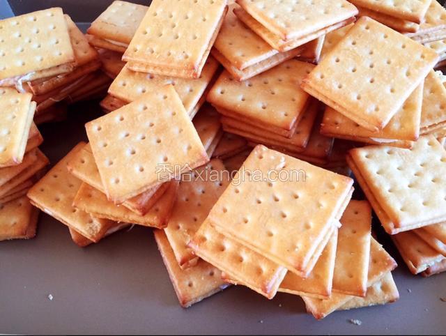 饼干夹糖的操作要快，不然糖就凉了