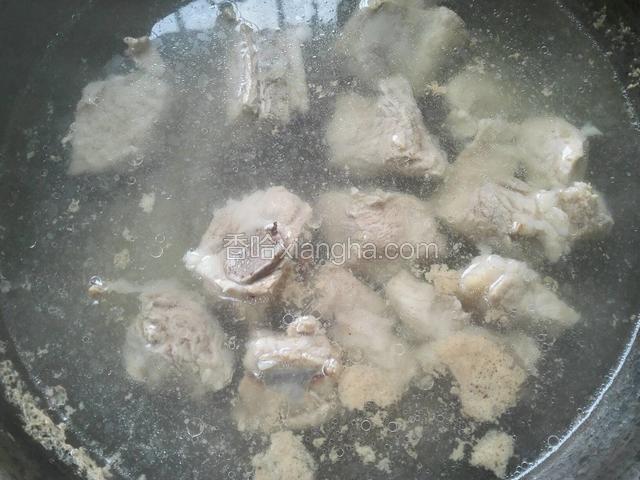 沸腾出沫后加适量黄酒去腥